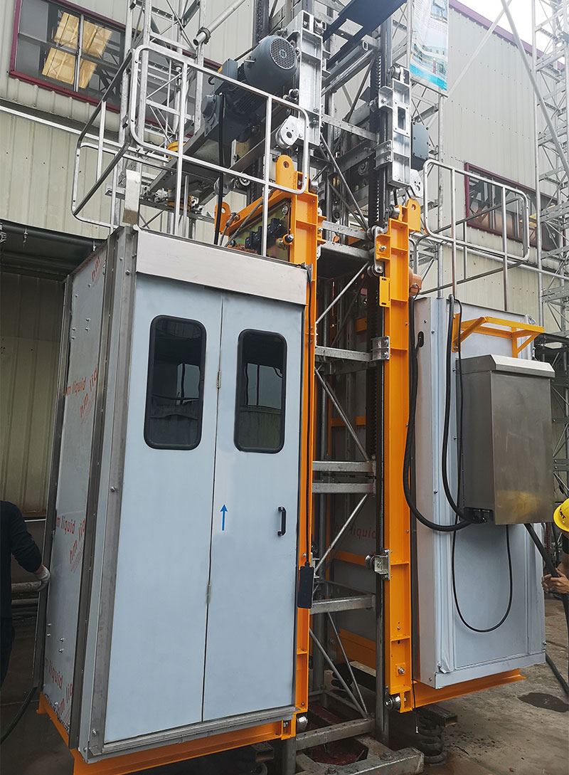 俄羅斯安裝在塔機上的小電梯